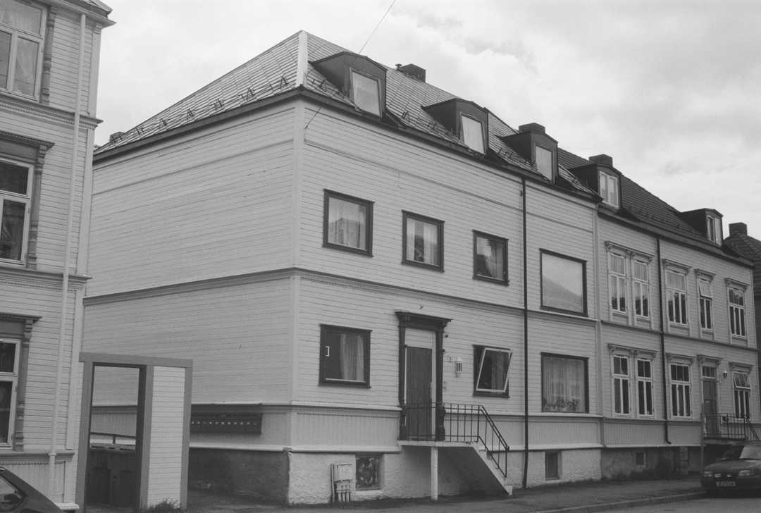 Hus i 2 etasjer med husmorvinduer