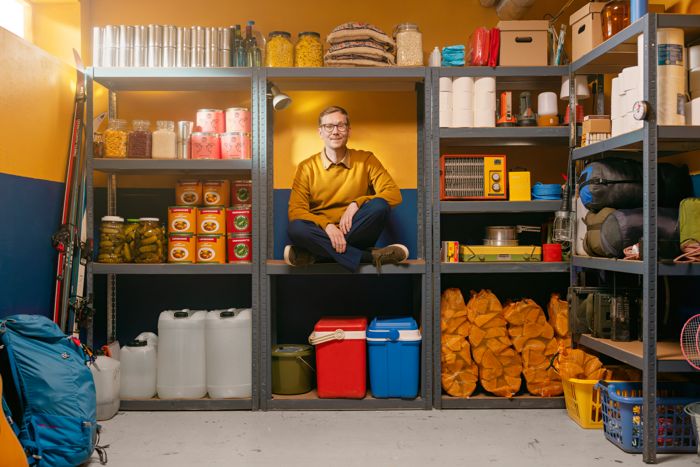 Person sitter midt i beredskapslageret