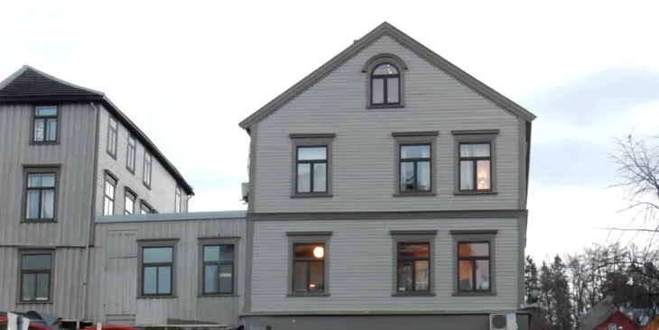 Hus som er fargesatt med m&oslash;rke vinduer