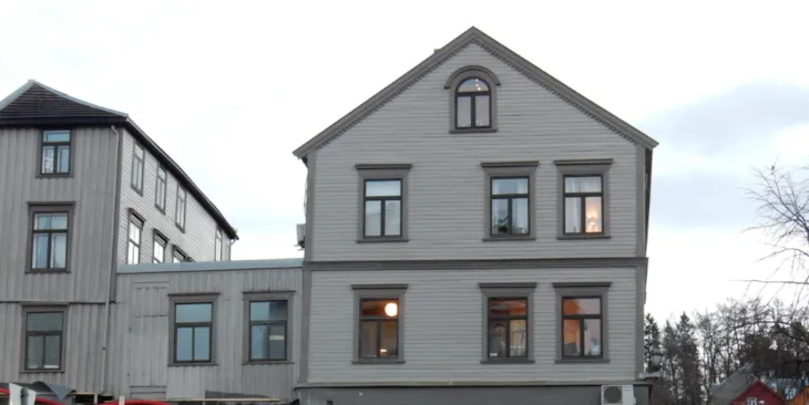 Hus som er fargesatt med mørke vinduer