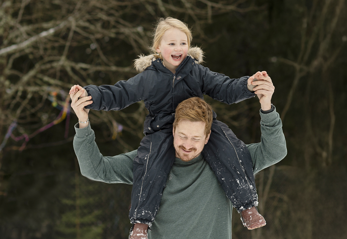 Ansatt med barn på skuldrene