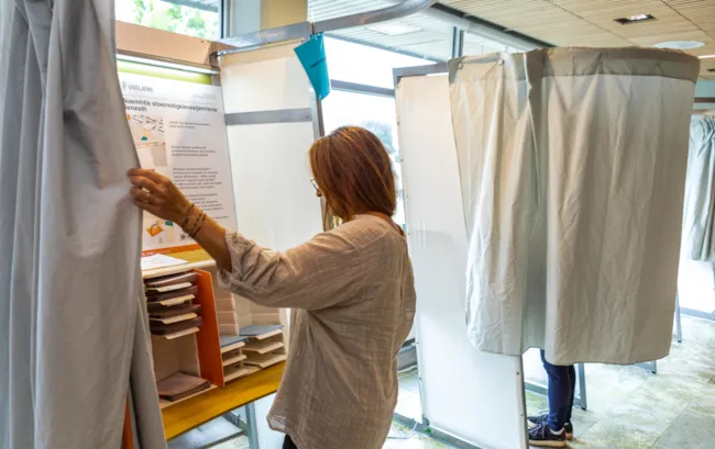 En person på vei inn i stemmeavlukket