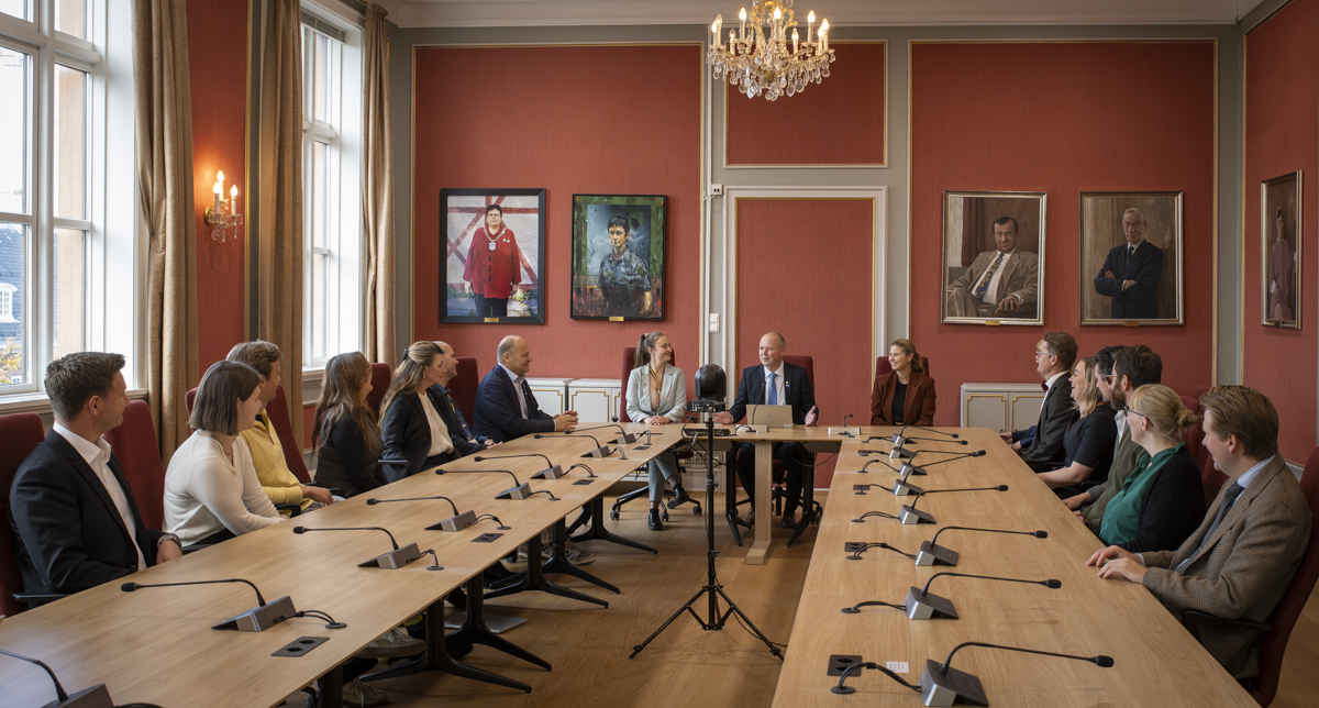 Møtebord i bårådssalen med nykonstituert byråd med sekretærer