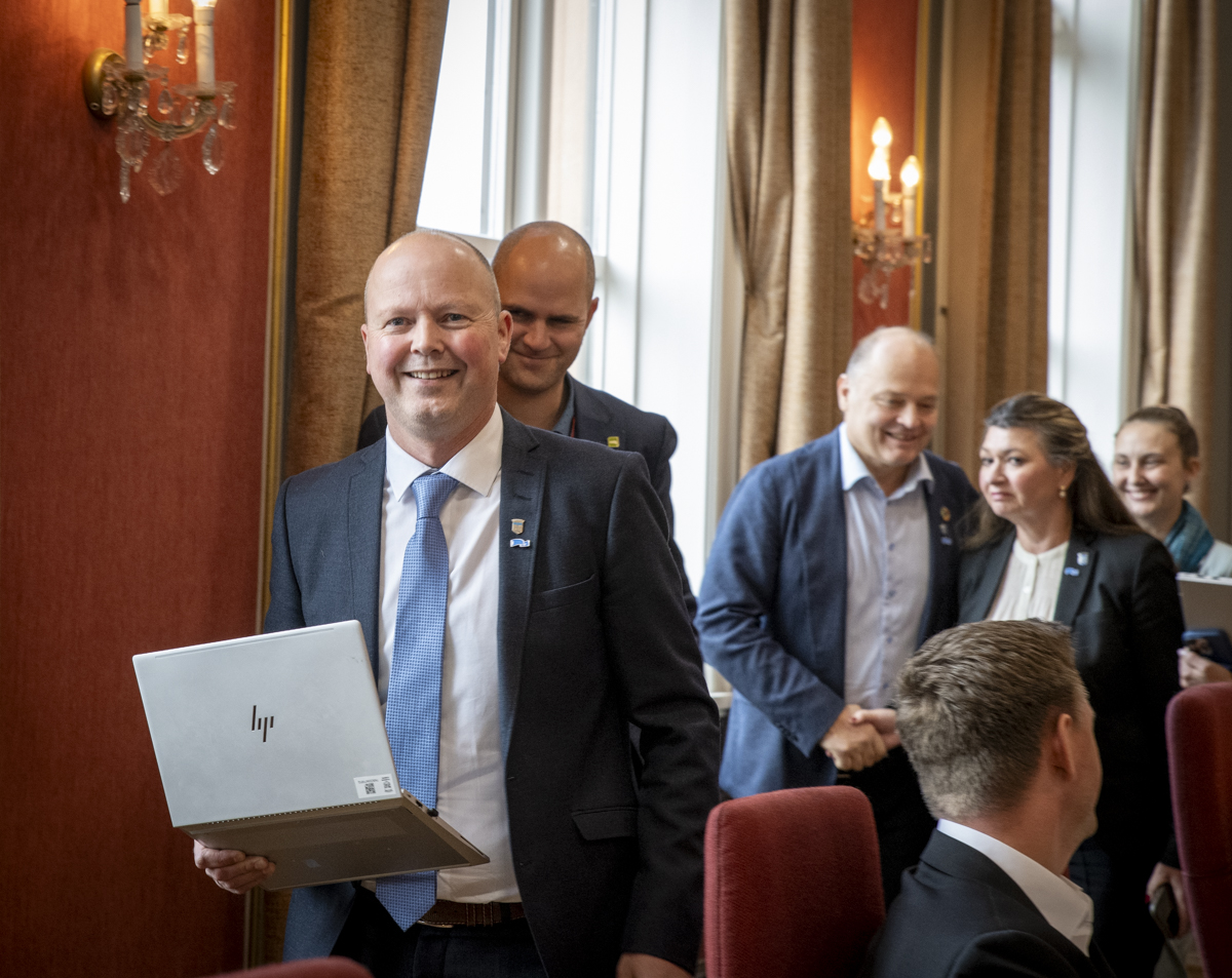 Byr&aring;d Reinskou smilende med en pc i h&aring;nda