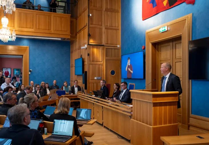 Kjetil Reinskou på talerstolen foran bystyret