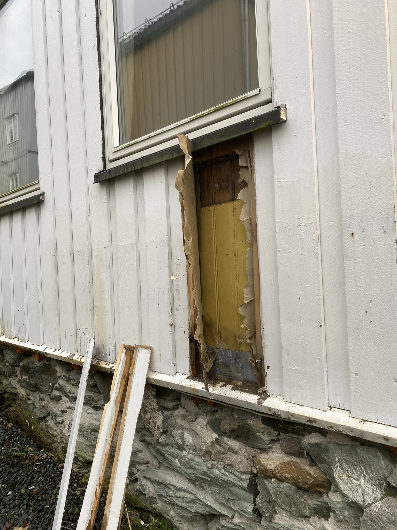 Under fasaden vises en gammel vegg