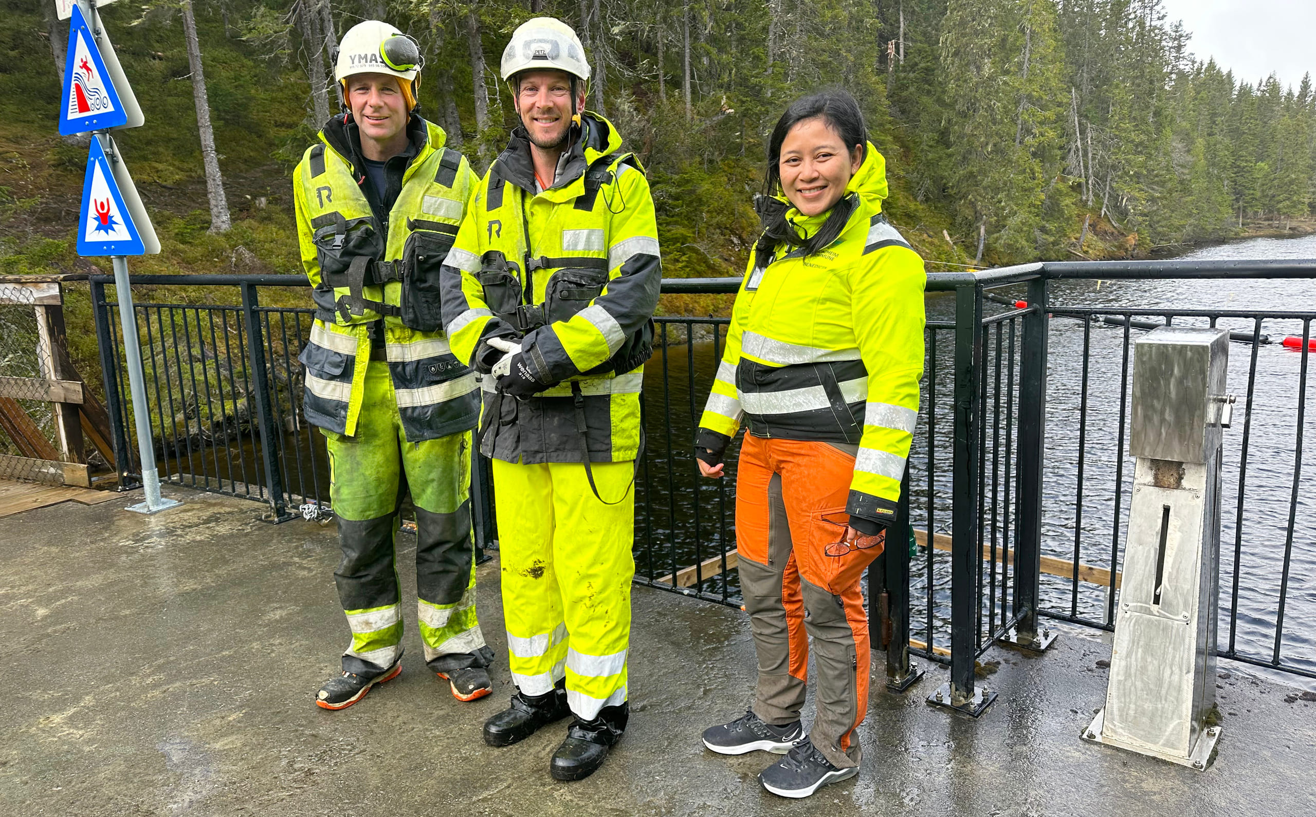 Tre personer på toppen av deminingen på Theisendammen
