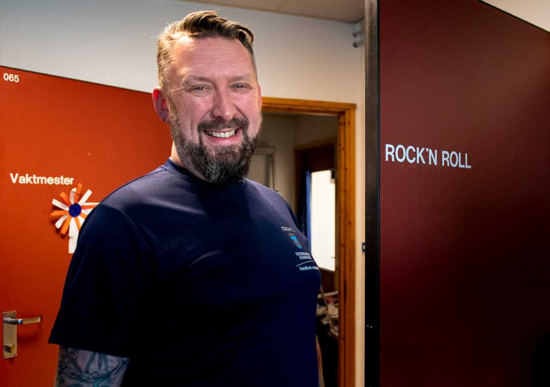 Driftsleder Kim H&oslash;glund Olsen smilende mot kamera. I bakgrunnen er det to d&oslash;rer.