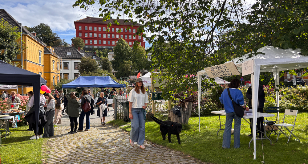 Paviljonger og folk i Thornæsparken