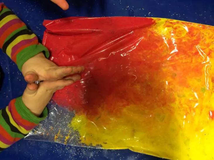 Småbarn maler på ulike materialer