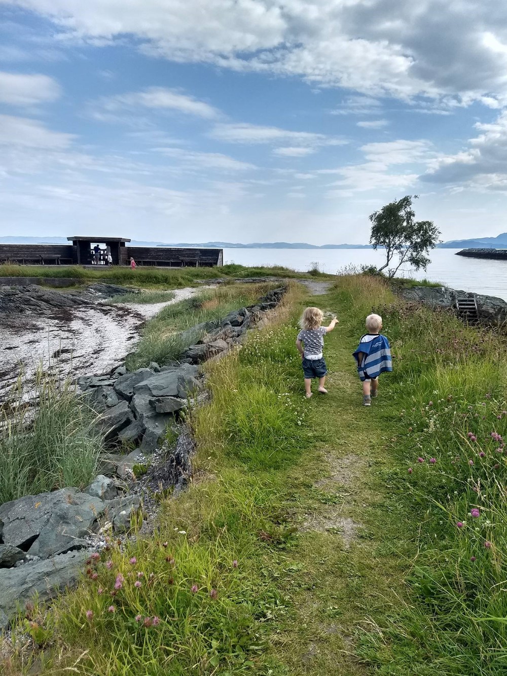 Barn p&aring; tur i n&aelig;romr&aring;det