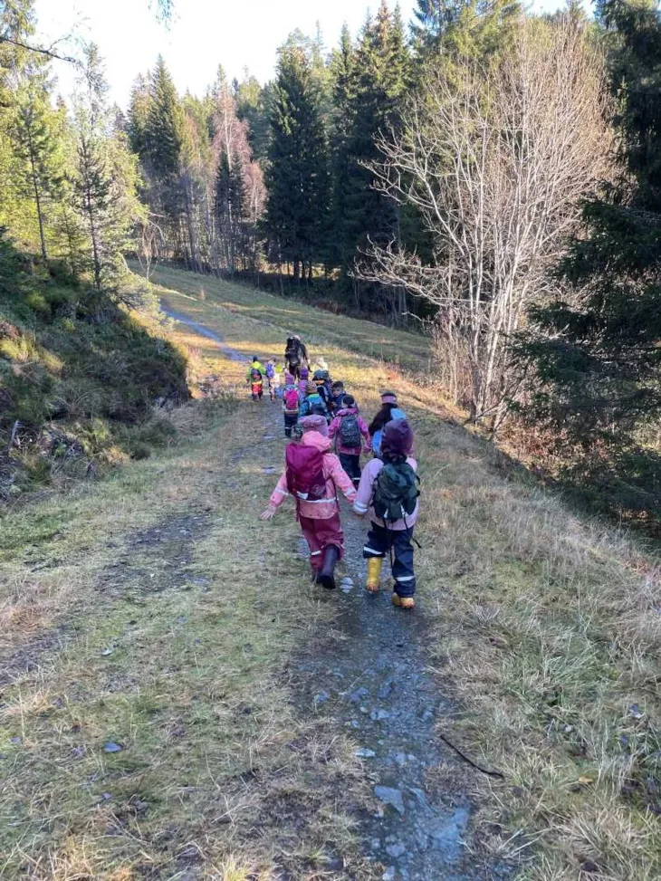 Barn på tur i skogen