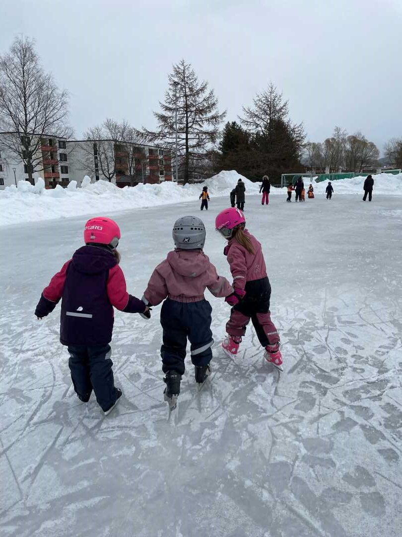 Barn p&aring; sk&oslash;yter