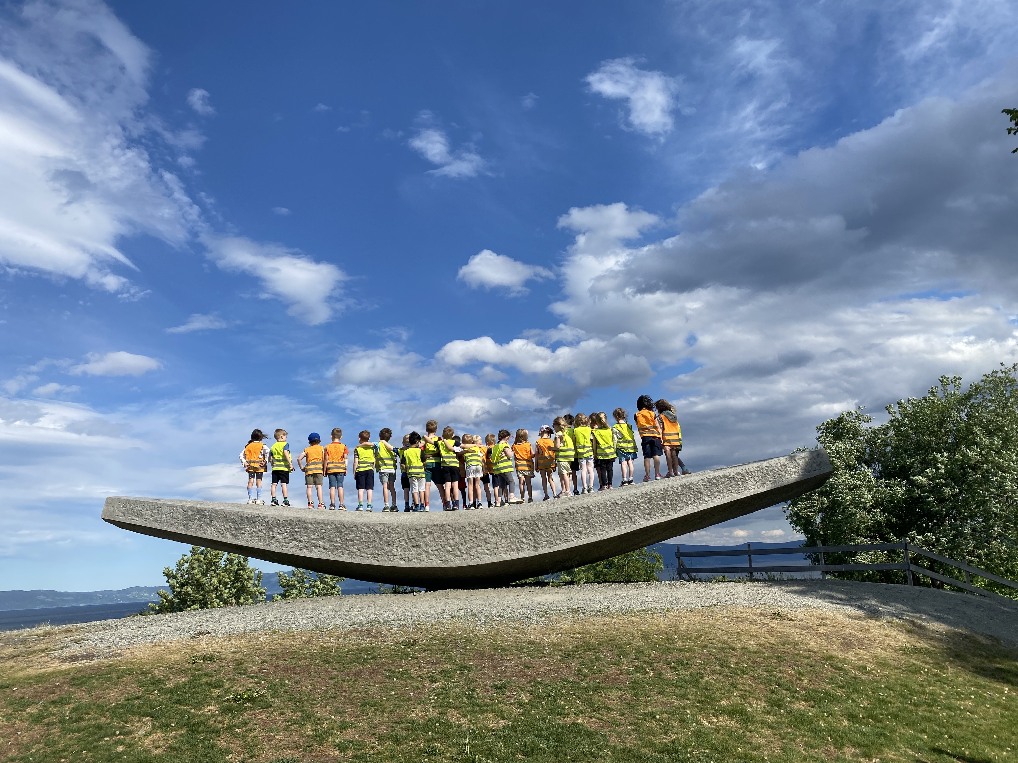 Barn stående på kunstverk "Flytende flyvende" i Korsvika