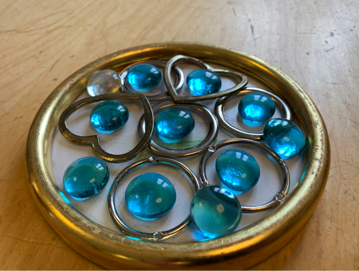 Kreativ bruk av fargede glassperler. Sammen med n&oslash;kkelringer blir det et kunstverk. 