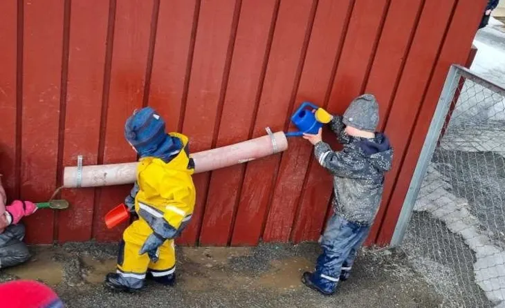 Rør på veggen for å helle vann inn i en rørbane.