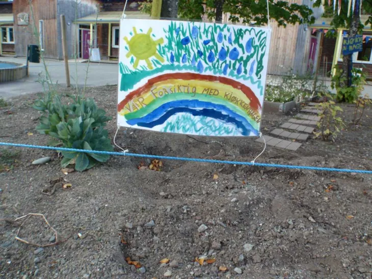 Malt skilt med teksten vær forsiktig med kjøkkenhagen