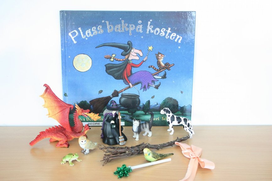 Framsiden av Plass bakpå kosten