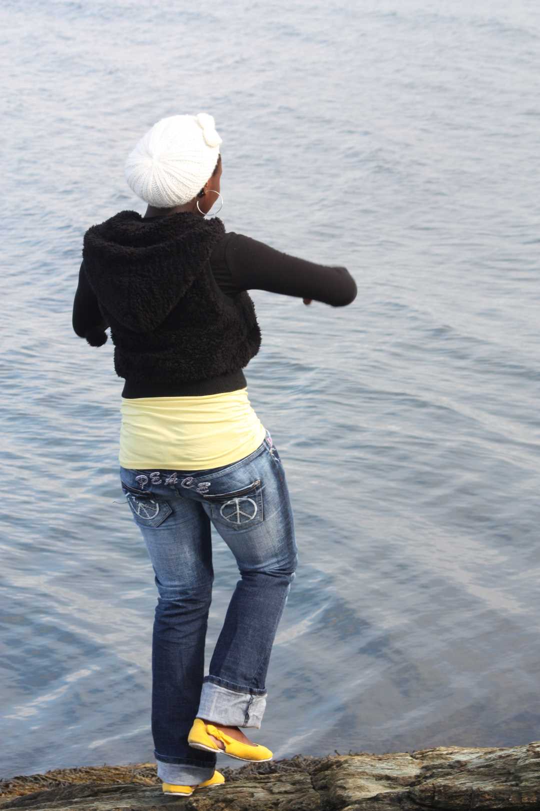 Person som st&aring;r i vannkanten