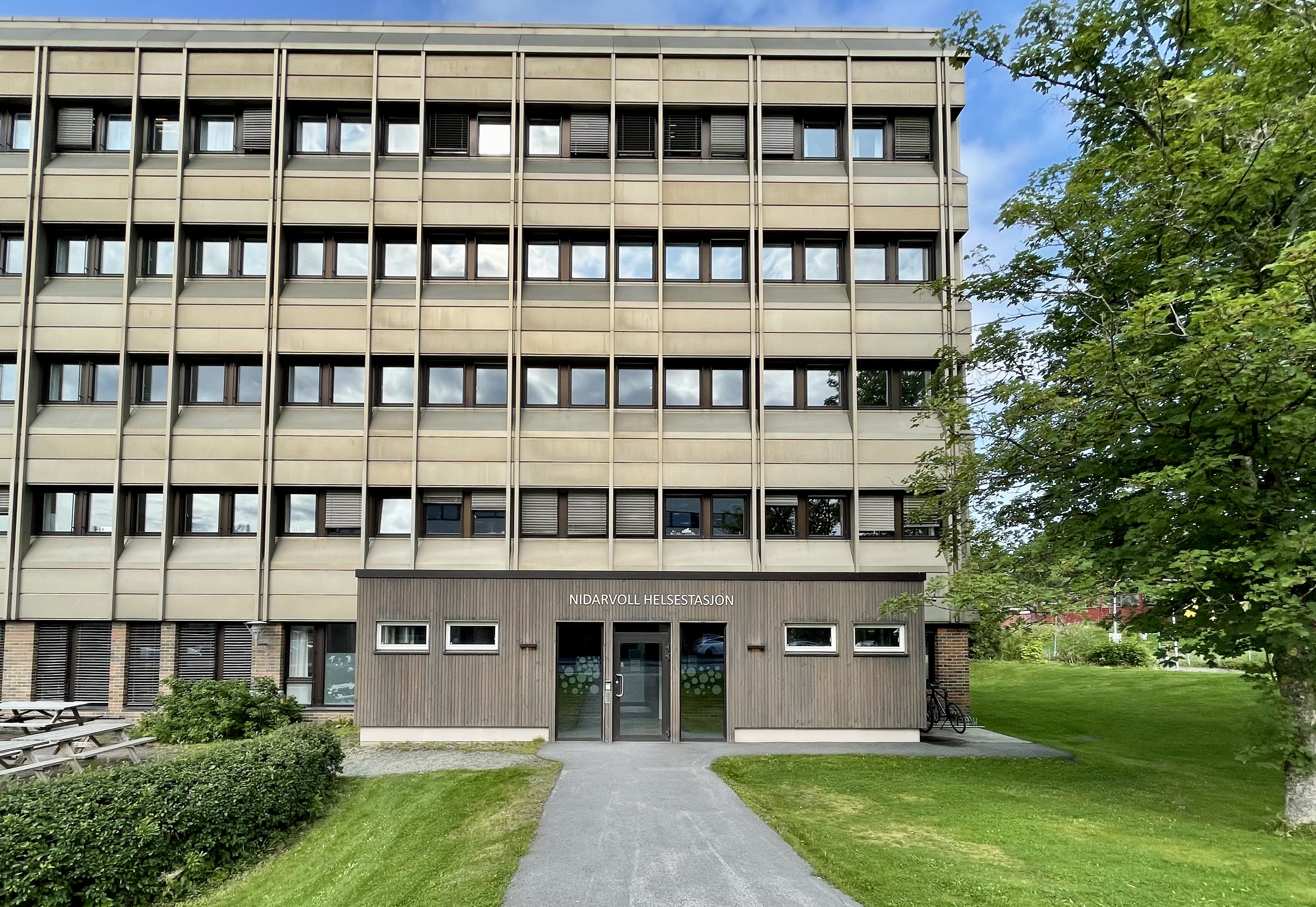 Bilde av bygget Nidarvoll helsestasjonen ligger i.