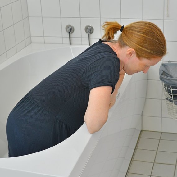 Illustrasjon p&aring; f&oslash;destilling i badekar st&aring; p&aring; kne