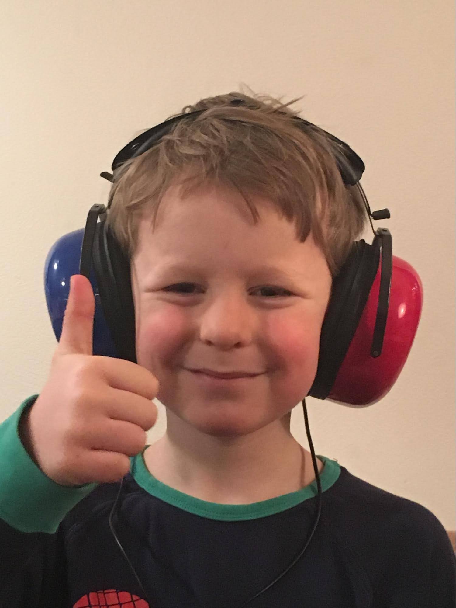 Et barn med &oslash;reklokker