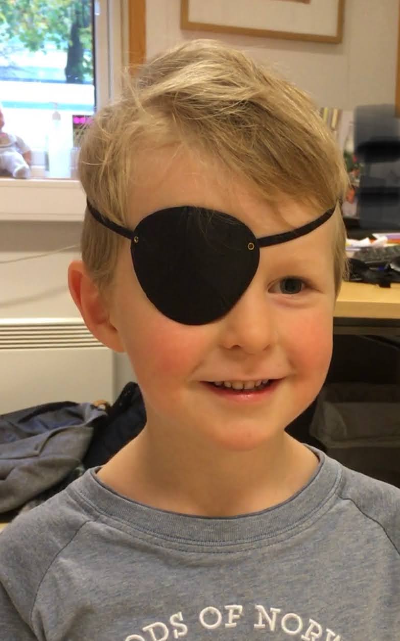 Et barn med lapp over et &oslash;ye