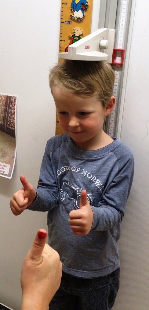 et barn m&aring;ler h&oslash;yden