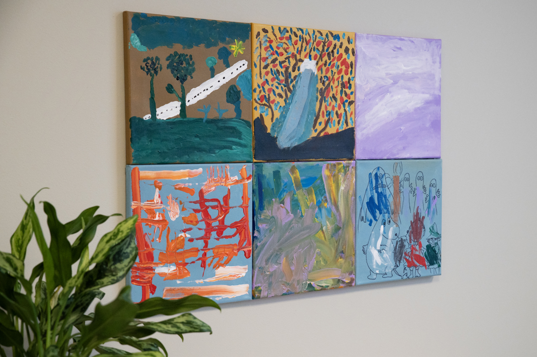 6 malerier satt sammen på en vegg