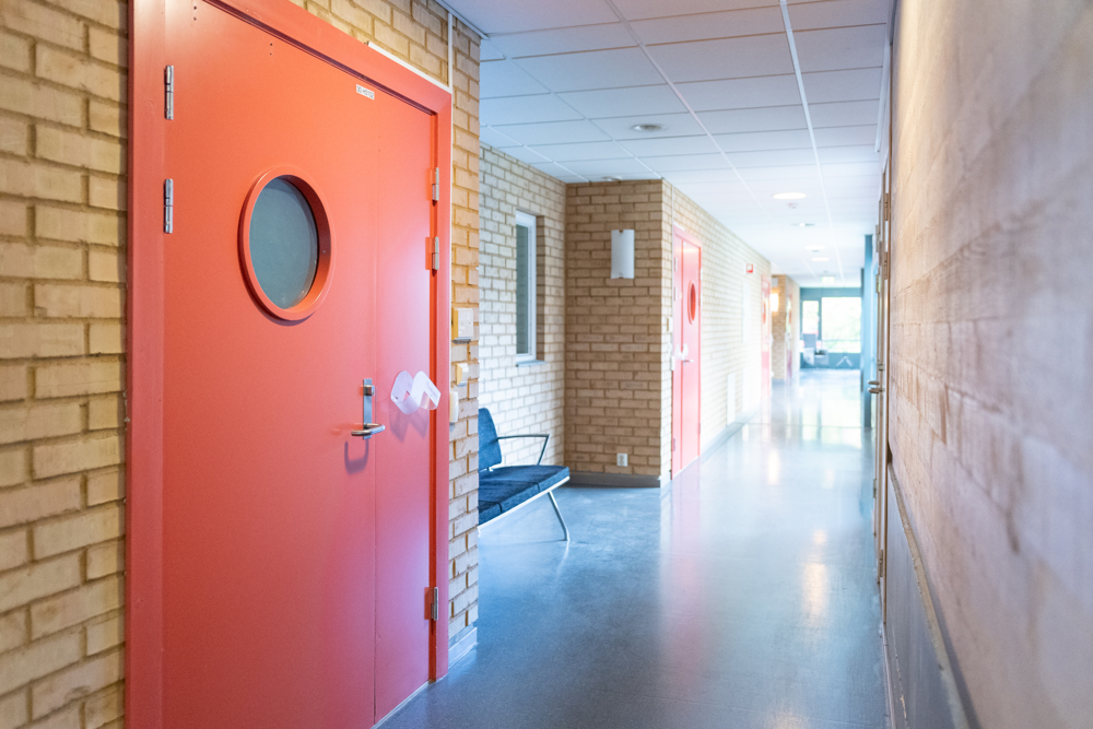 korridor med flere røde dører