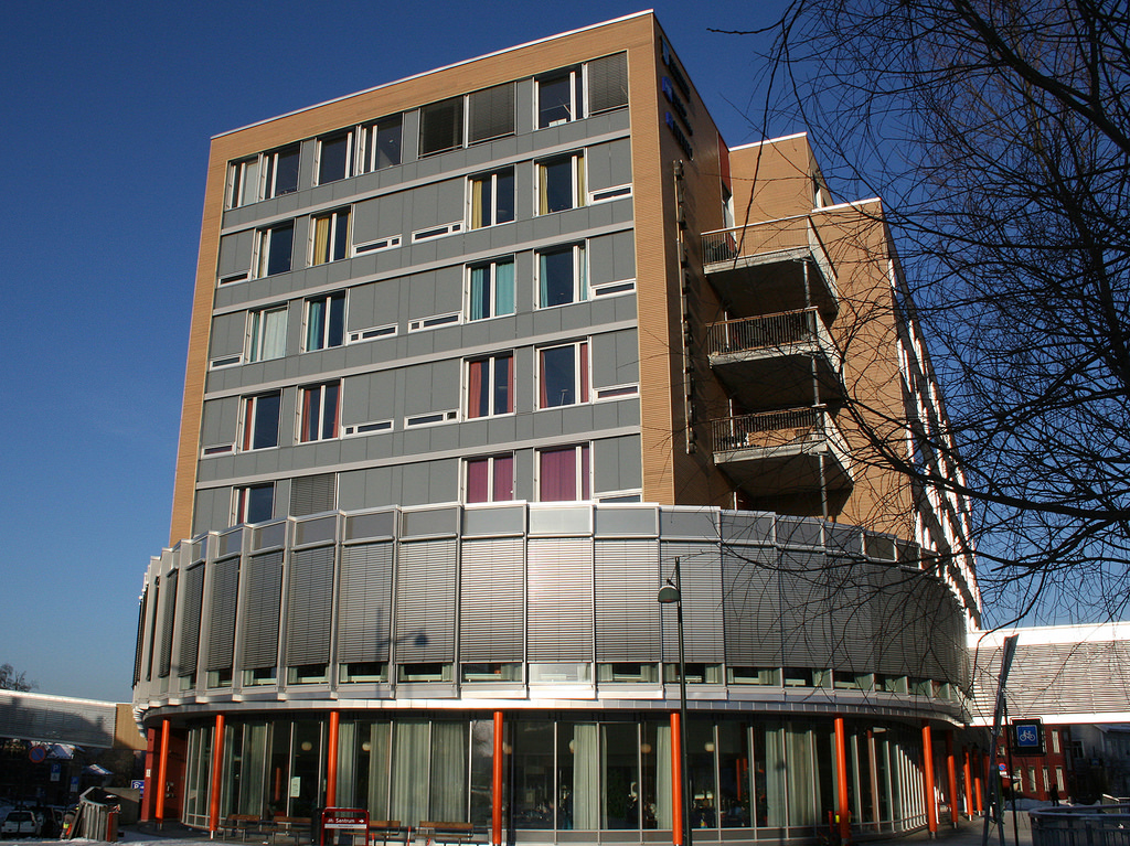 Framsiden av bygningen til Øya helsehus