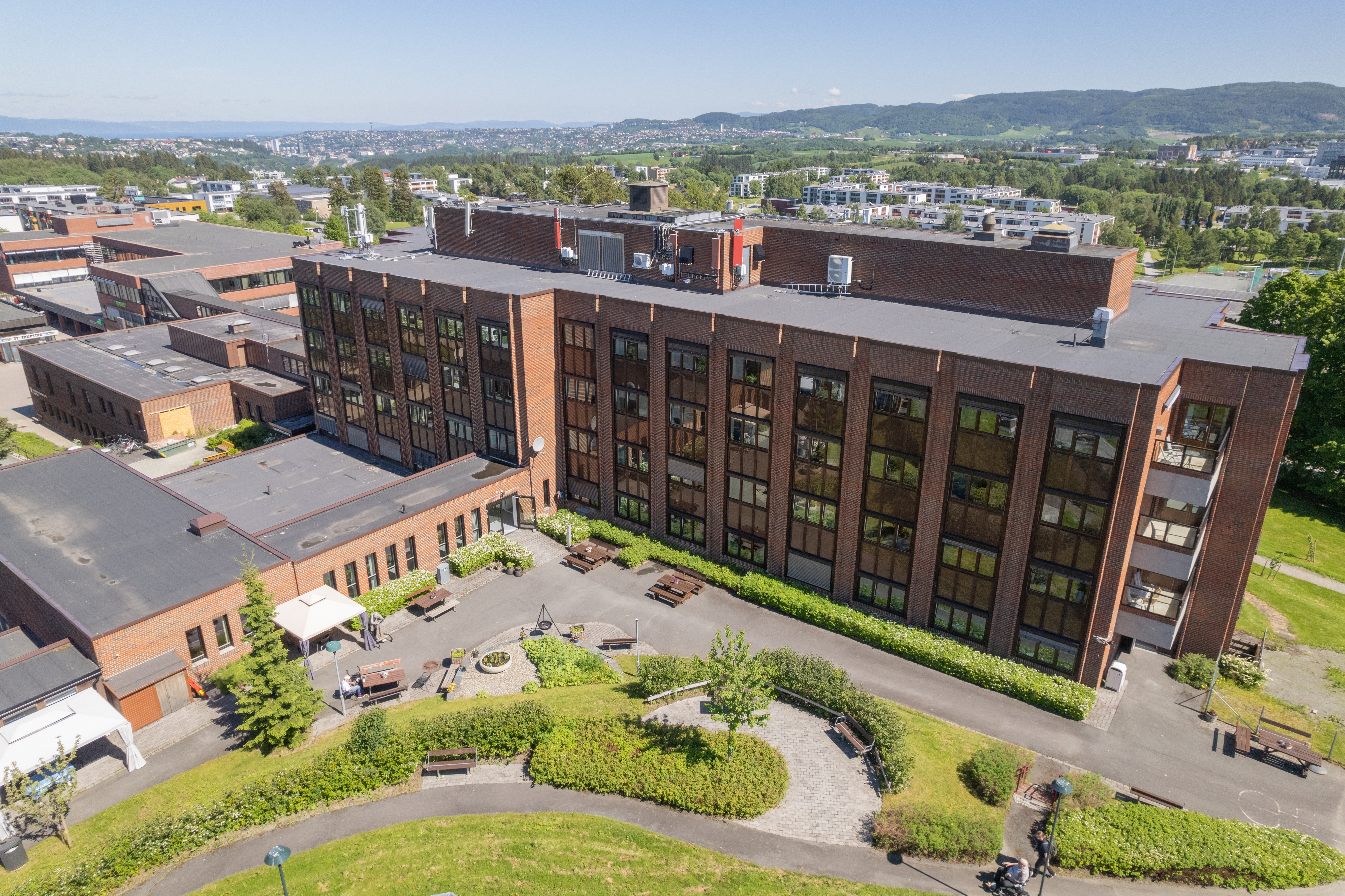 Søbstad helsehus sin fasade en fin sommerdag