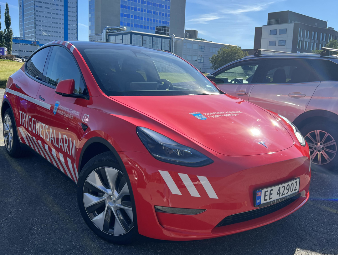 Trygghetspatruljens røde bil med logo