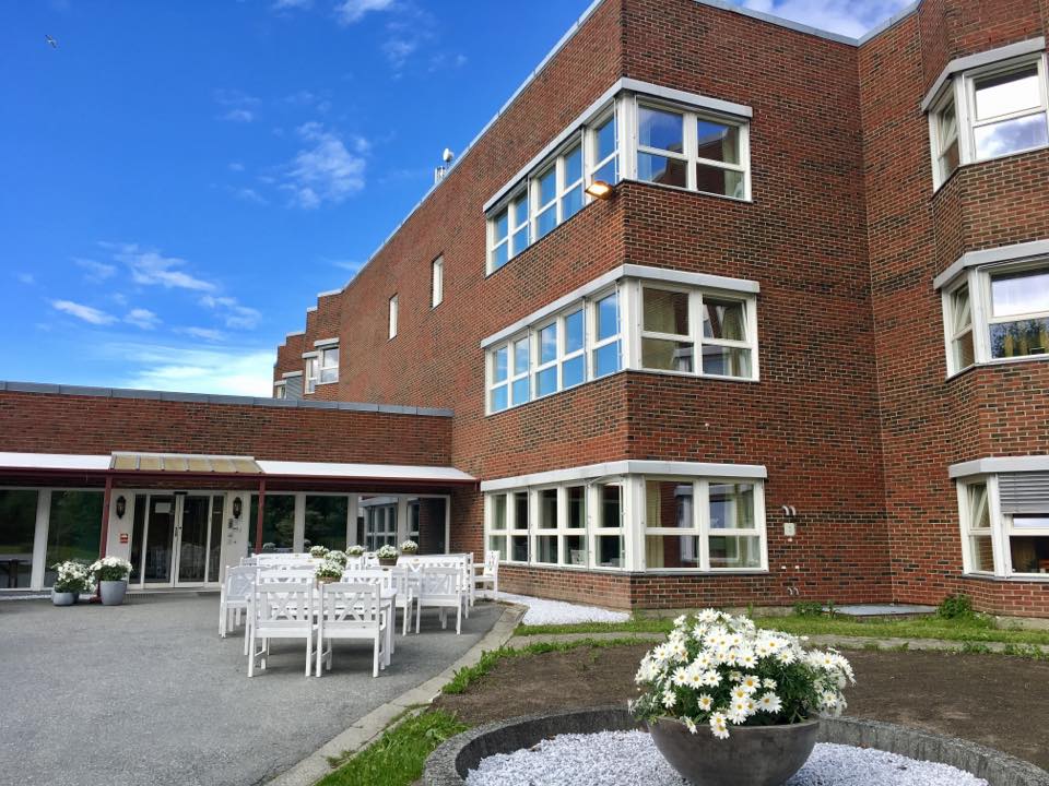 Inngangsparti og fasade av Brundalen helse- og velferdssenter