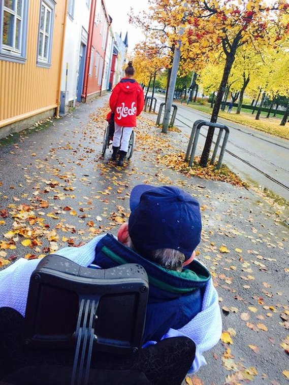 Brukere blir kj&oslash;rt i rullestol