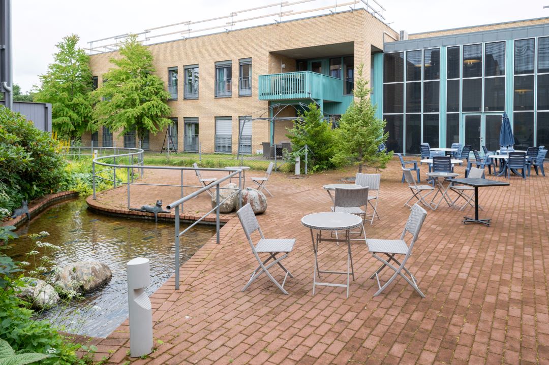 Utebilde med bord og stoler fra hagen