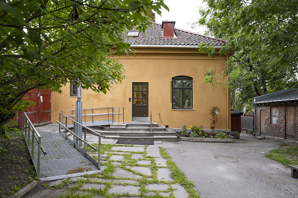 Bildet viser fasaden og inngangspartiet til Brovakten kulturhus