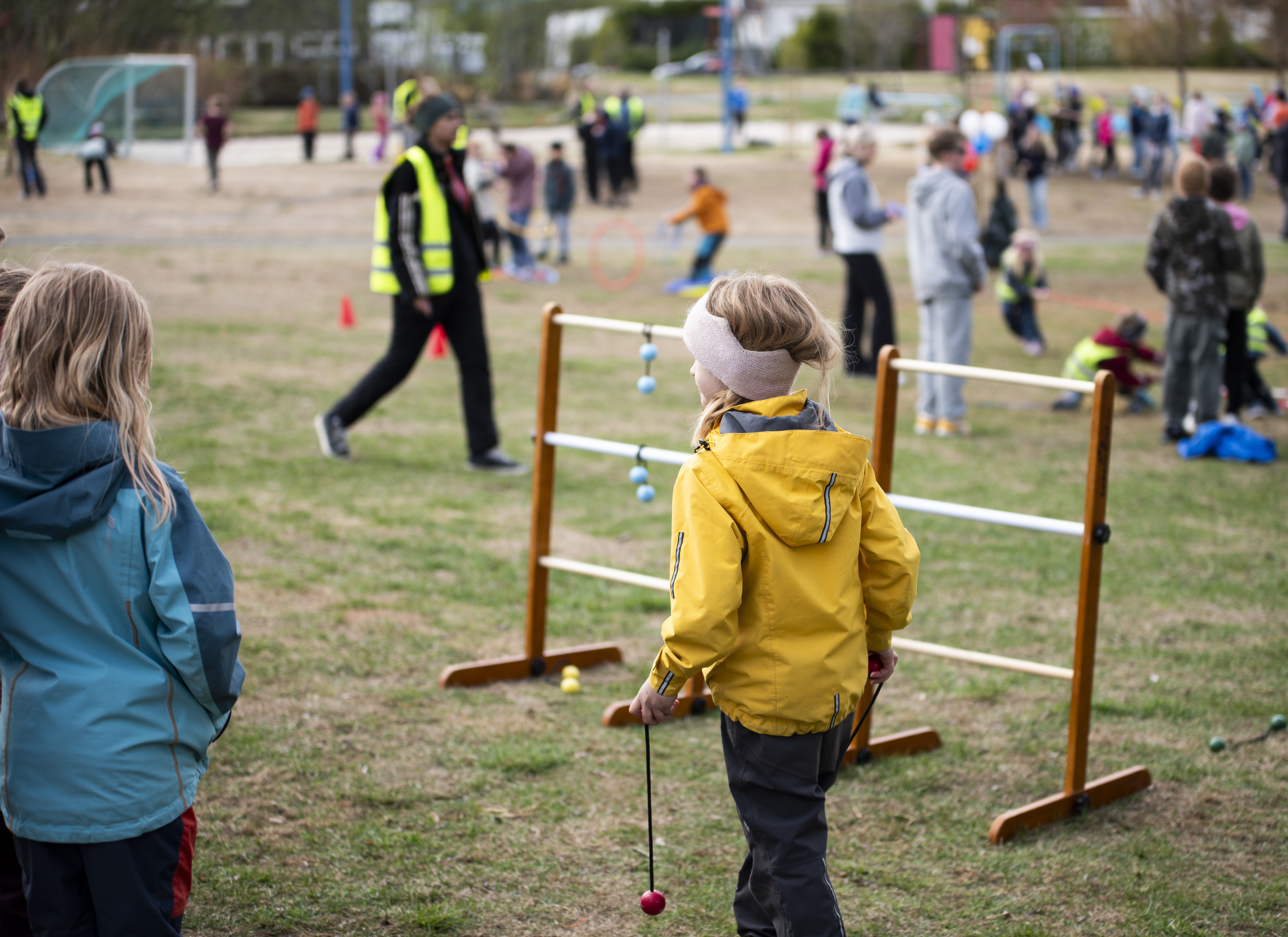 Barn som leker på en idrettsbane