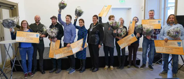 En glad gjeng med stipendmottakere.