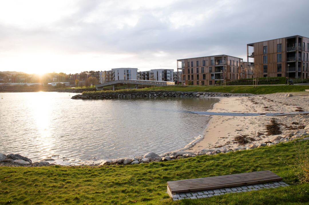 Foto av hvit sandstrand ved Grilstad med badebrygge