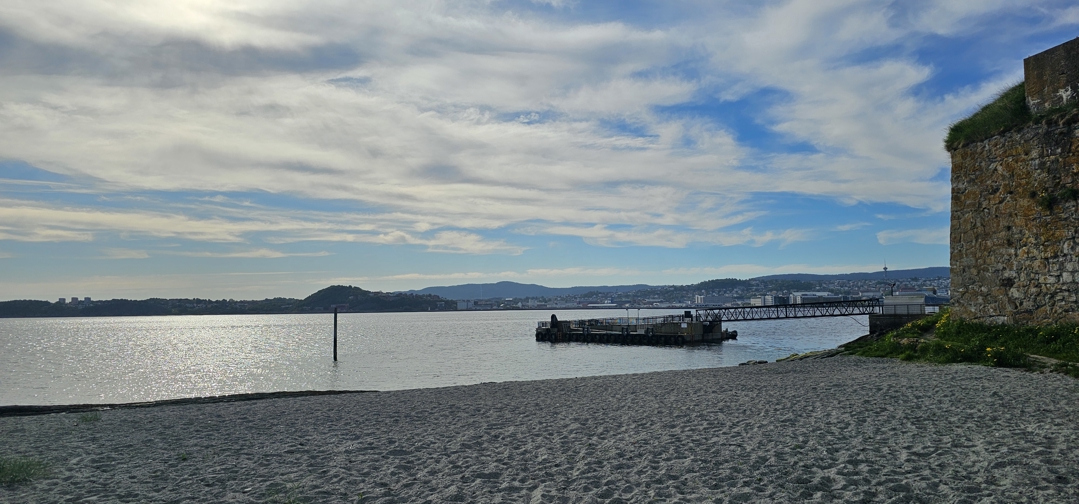 Foto av sandstranden på Munkholmen