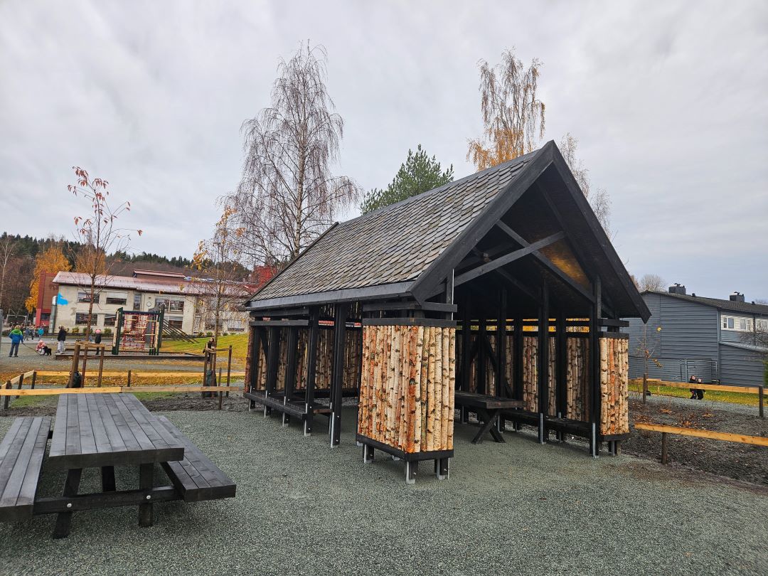 Benker og et åpent trehus 