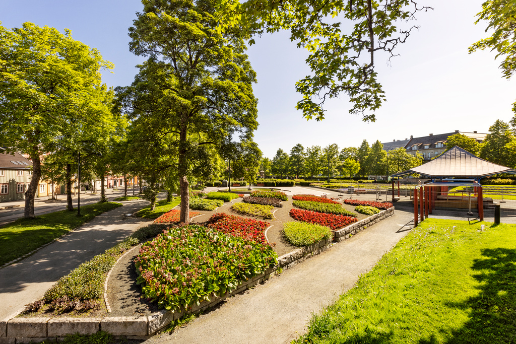 Park med hekker og paviljong