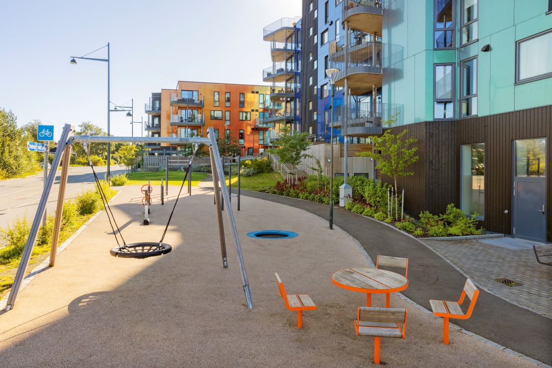 Benker og husker ved en boligblokk