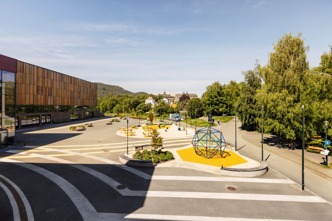 Lekeområde på asfalt utenfor Trondheim spektrum