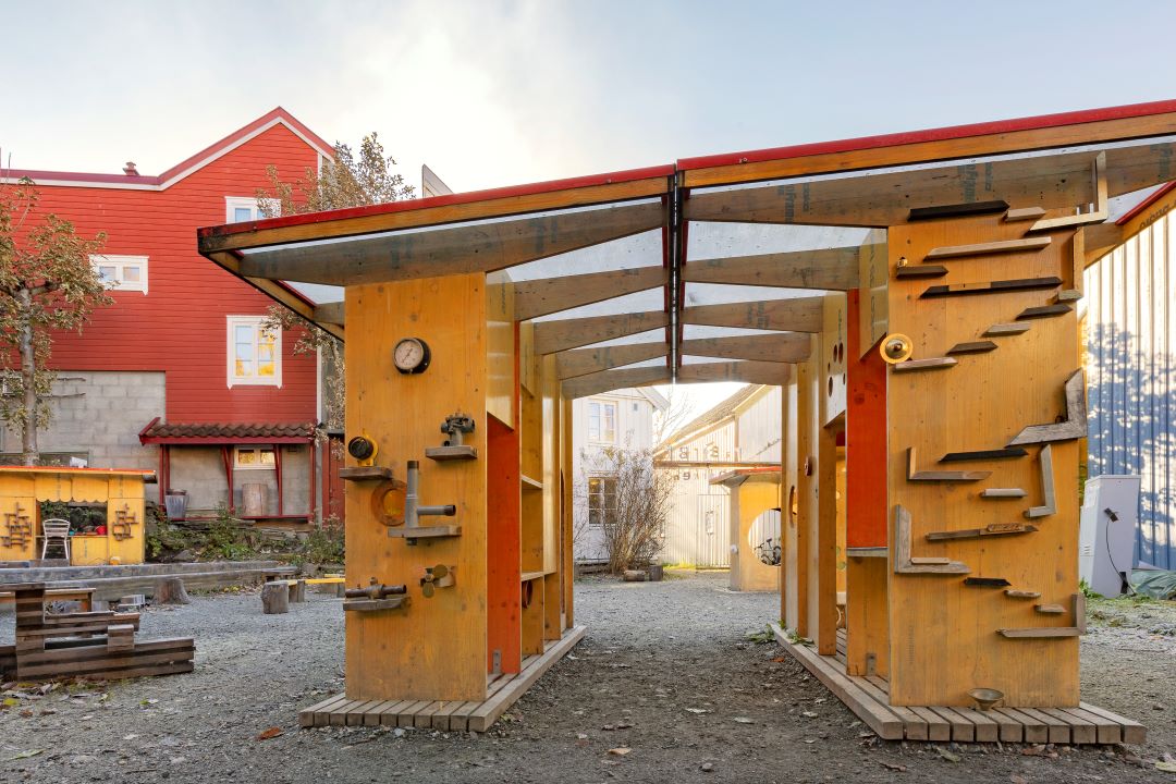 Et bygg med tekniske byggdeler skrudd utenpå veggene