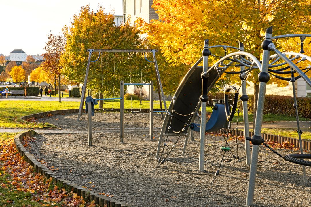 Lekeapparater med sanddekke under