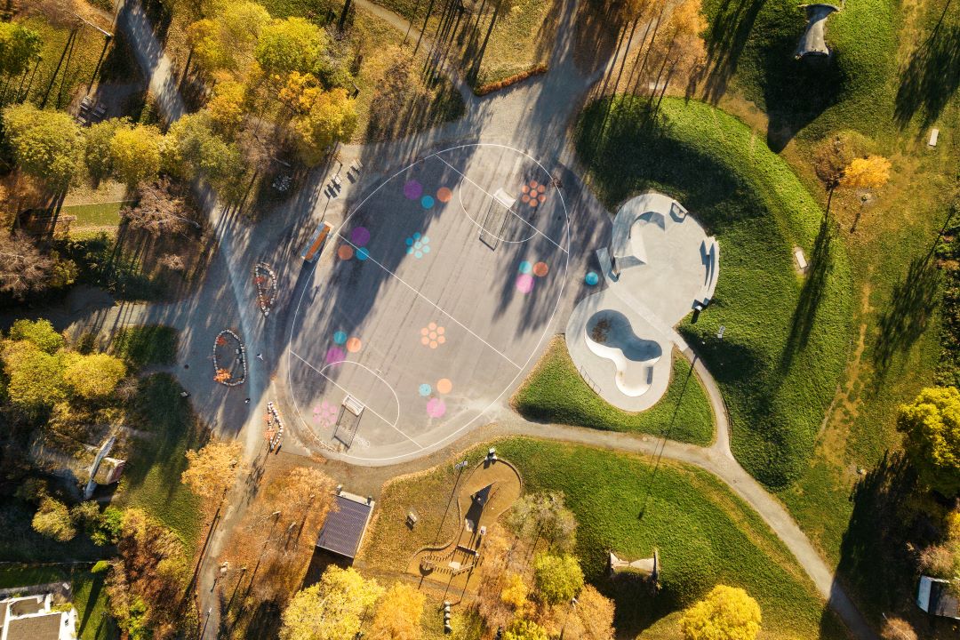 Oversiktsilde over parken med skateområde og lekeapparater