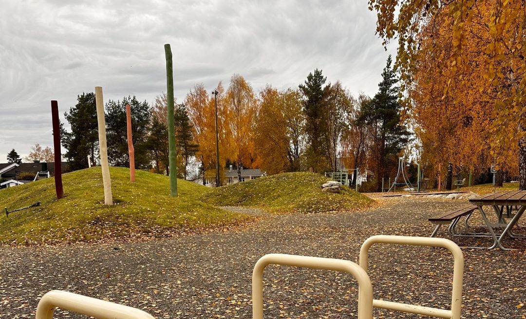 Lekebøyler, piknikkbord og en liten haug med stolper i ulike farger.