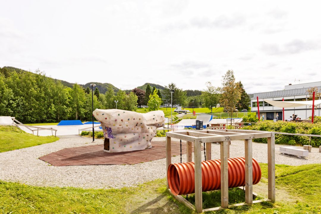 Hovedattraksjon i parken er et stort skateanlegg i betong, og rundt dette finnes flere møteplasser og elementer for lek og bevegelse. (Foto: Glen Musk)